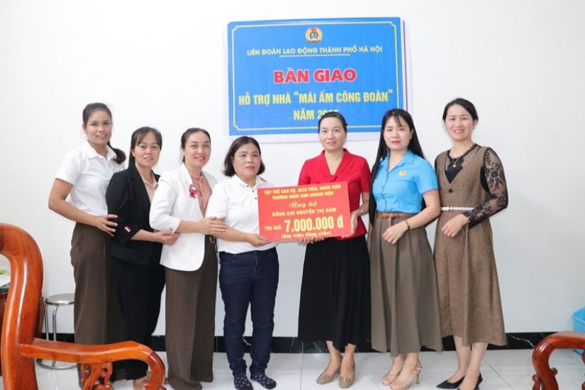 El funcionario, el maestro de la escuela preescolar de la comunidad Hoang Dieu, le otorgo ayuda financiera para reparar la casa a la hermana Nguyen Thi Nam. Imagen de la pagina web de la Universidad de Hong Kong