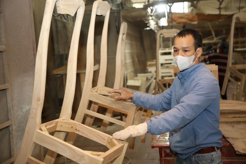 Mr. Le Van Binh with initiatives to make work easier. Photo: Cong Sang