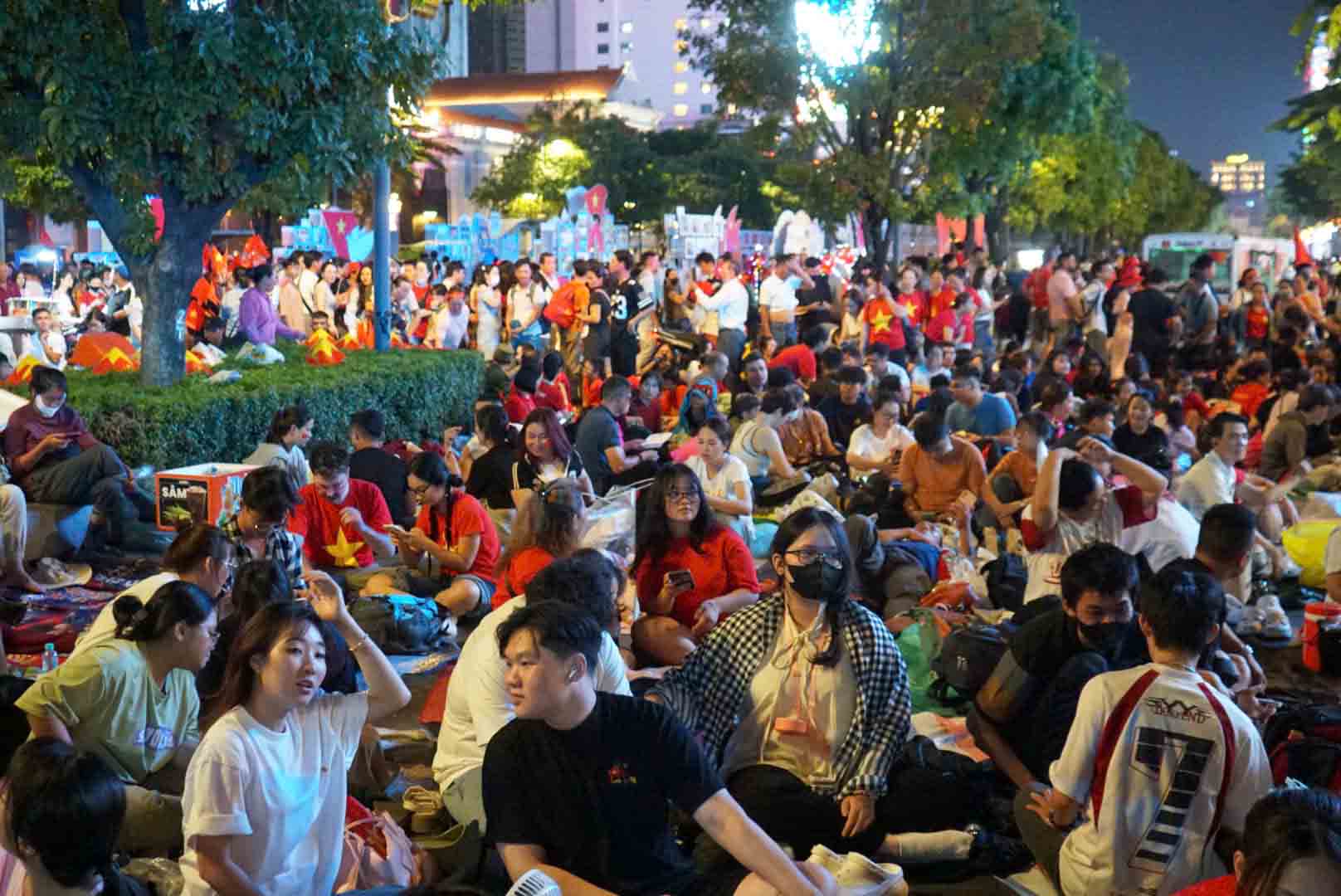 La gente se reune en el Panteon Blanco a media tarde para ver la exhibicion artistica.