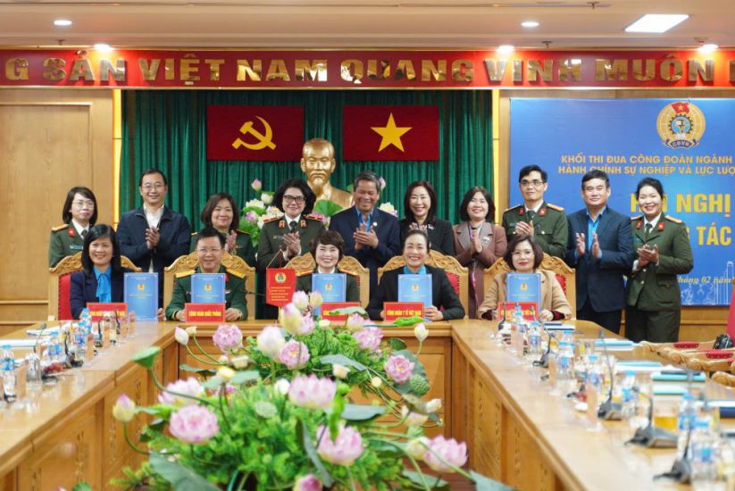 The units of Emulation Bloc No. 2 - People's Public Security Trade Union signed the emulation covenant in 2025 under the witness of Vice President of the Vietnam General Confederation of Labor Huynh Thanh Xuan. Photo: Quynh Chi