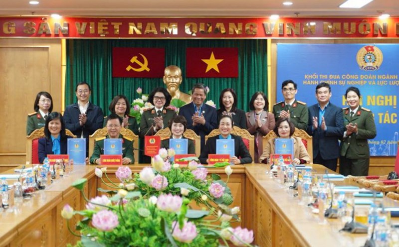 The units of Emulation Bloc No. 2 - People's Public Security Trade Union signed the emulation covenant in 2025 under the witness of Vice President of the Vietnam General Confederation of Labor Huynh Thanh Xuan. Photo: Quynh Chi
