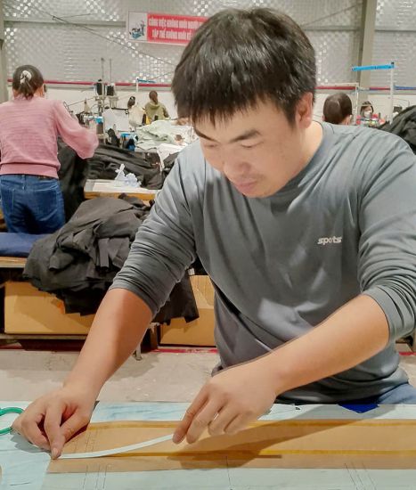 Mr. Hau always proactively searches for information on social networks to improve his skills. Photo: Phuong Minh