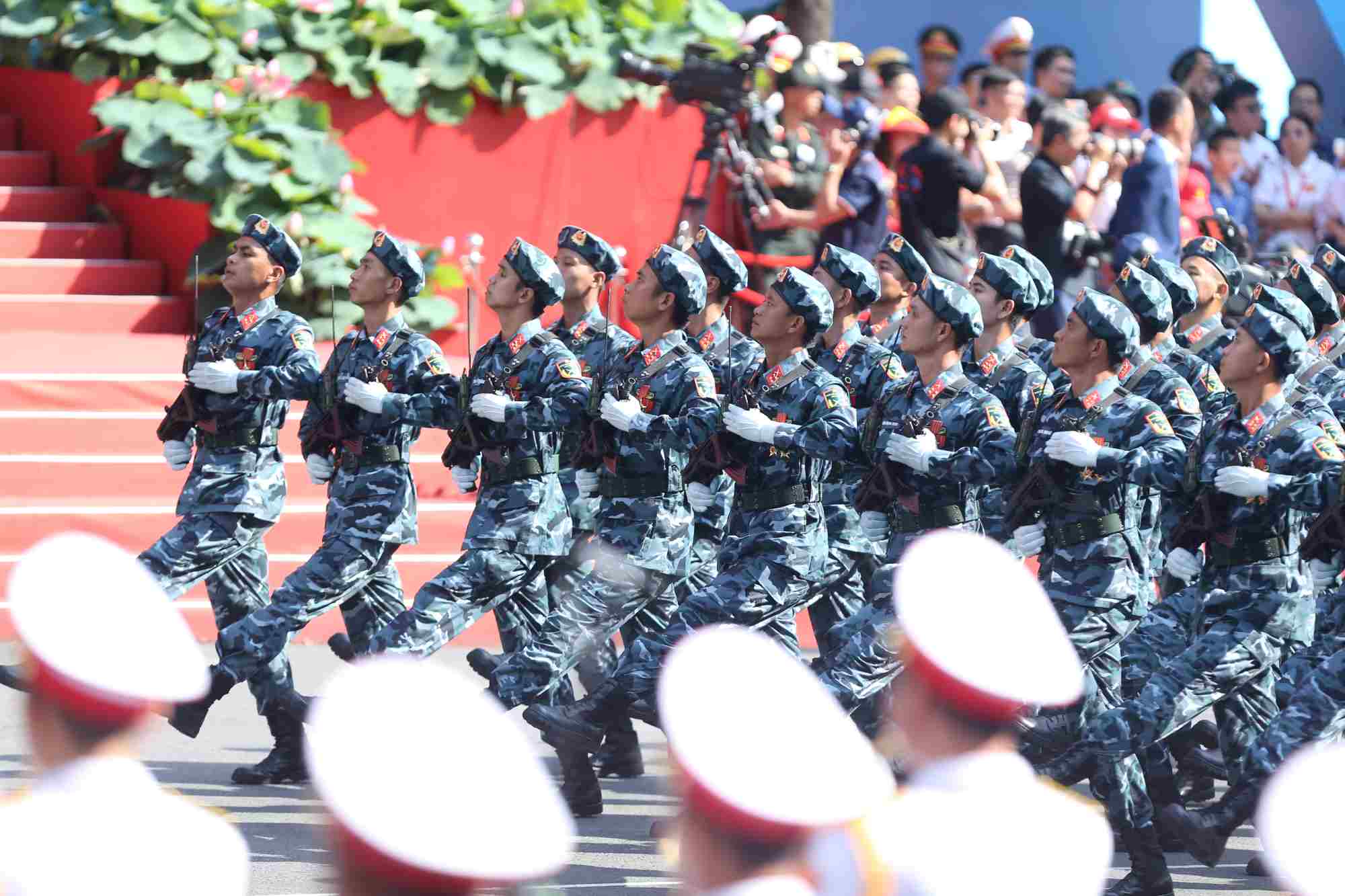Các lực lượng vũ trang diễu binh trên đường Lê Duẩn tại buổi tổng duyệt ngày 27.4.  Ảnh: Thanh Vũ