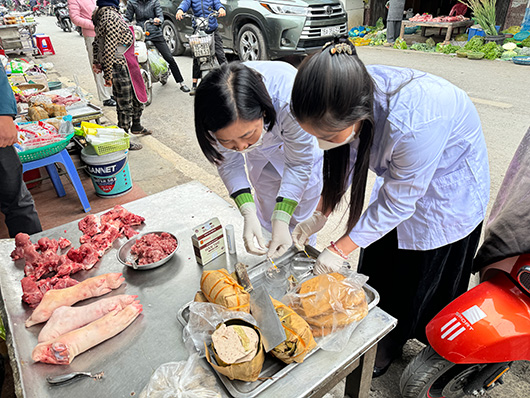Inspeccion de seguridad alimentaria y higiene en la calle Tran Nhat Due, distrito Cau Dat, distrito Ngo Quyen, TP Hai Phong. Imagen: Puerta de la ciudad de Taipei