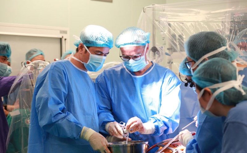 Doctors at 108 Central Military Hospital performed the third-generation half-derment artificial heart transplant (LVAD HeartMate 3) for the patient. Photo: An Ngoc