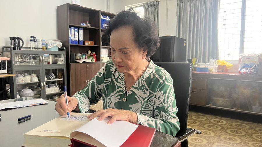 Associate Professor, Dr. Tran Thi Trung Chien, despite her retirement, is still tirelessly devoted to the medical industry and the community. Photo: Nguyen Ly