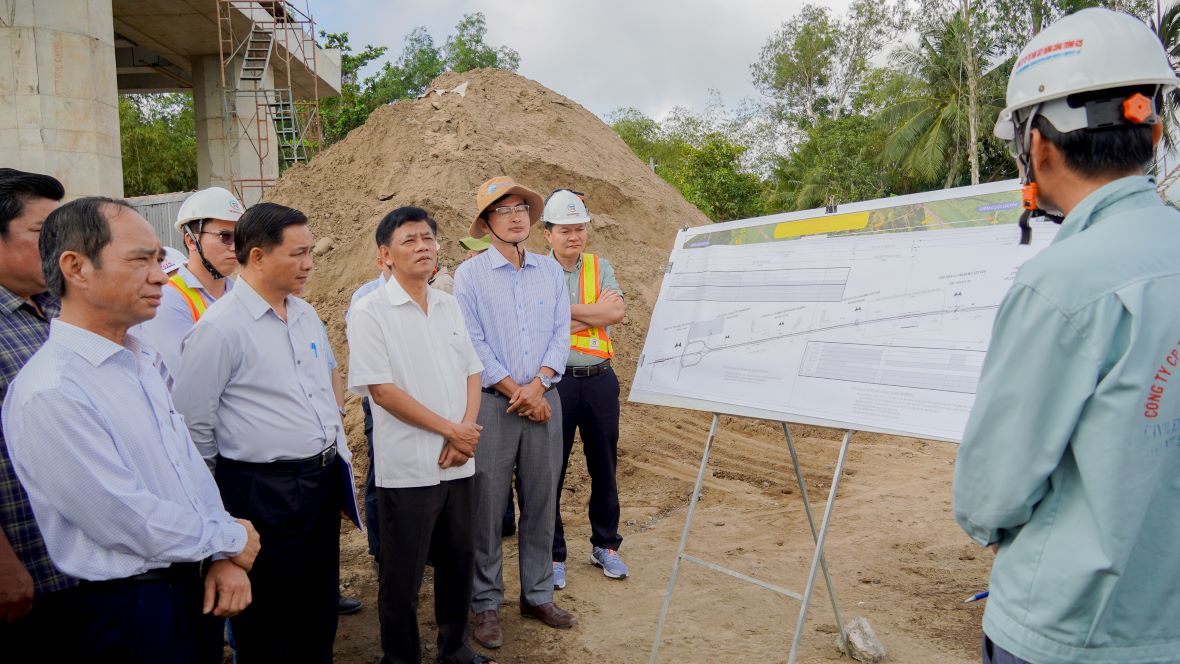 Lanh dao Tinh uy, UBND tinh Soc Trang thuong xuyen kiem tra tien do thi cong cao toc qua tinh nham kip thoi thao go kho khan. Anh: Phuong Anh