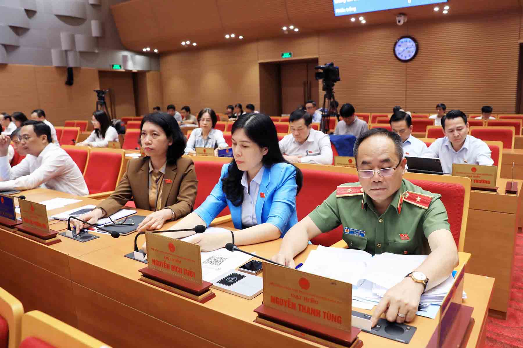 Los delegados votan por el contenido de la resolucion. Imagen: Policia de Hanoi