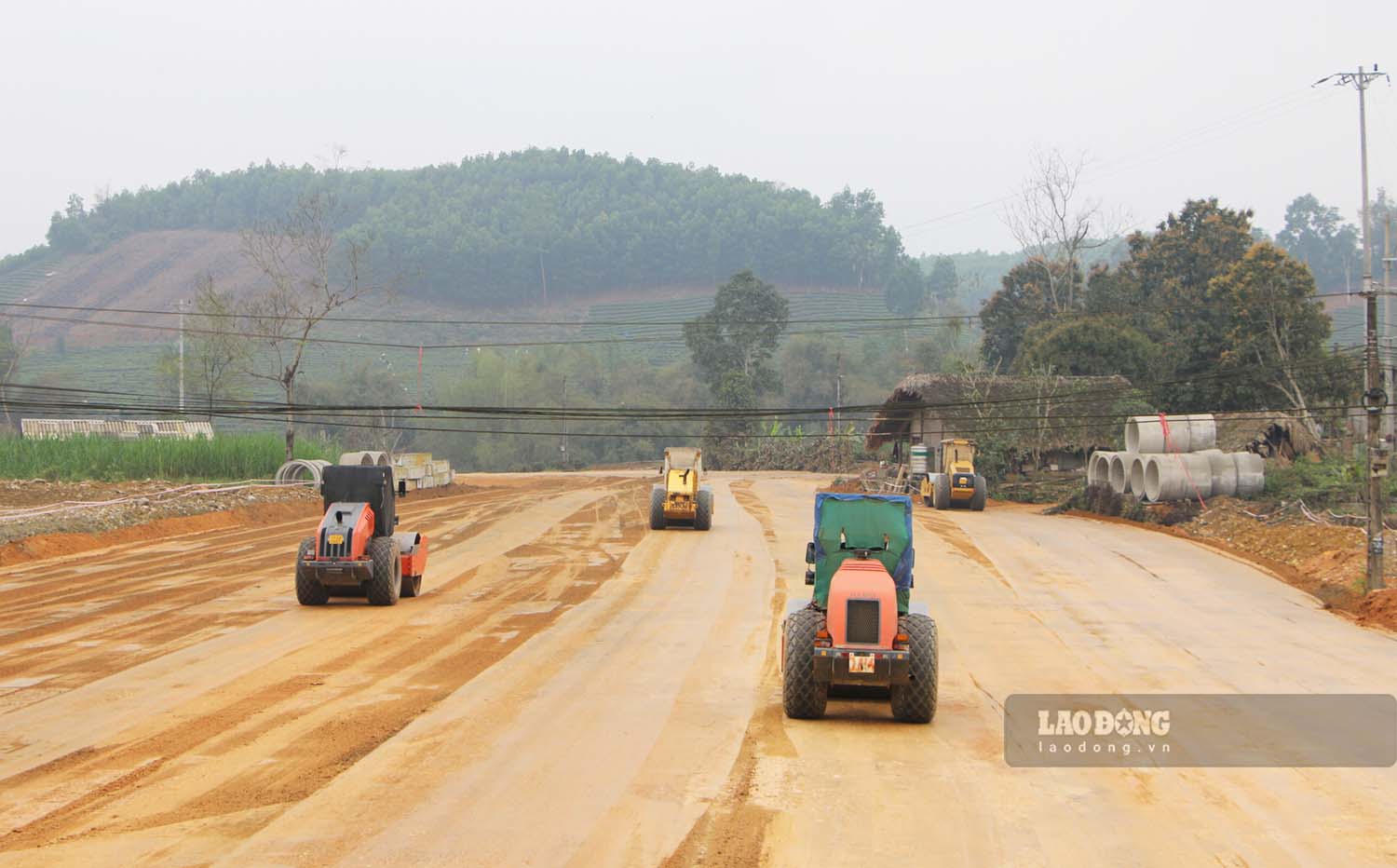 Tuyen Quang - Ha Giang Expressway is still bustling with the sound of engines during the holidays, working in 3 shifts and 4 teams. Photo: Viet Bac.
