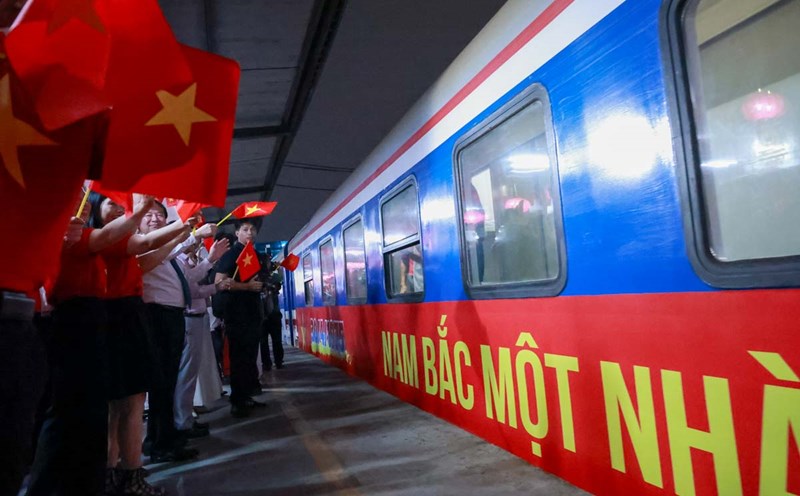 The Thong Nhat SE1 train convoy departs from Hanoi station on the evening of April 29.