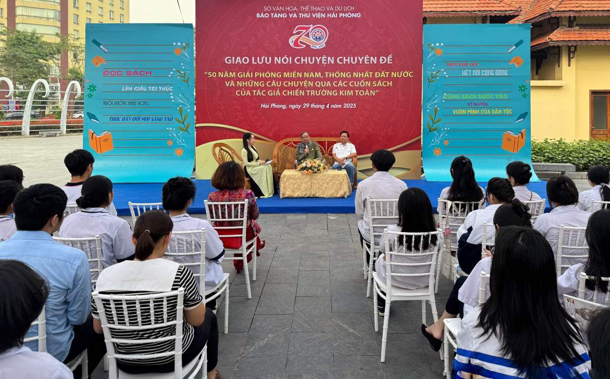 Giao luu noi chuyen chuyen de: “50 nam giai phong Mien Nam, thong nhat dat nuoc va nhung cau chuyen qua cac cuon sach cua tac gia chien truong”. Ảnh: Phuong Mai