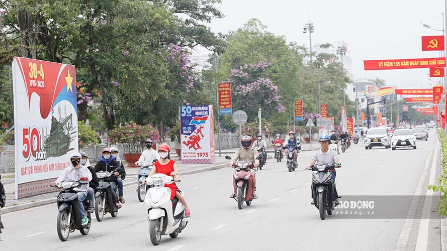 Cac tam pano, ap phich kho lon voi hinh anh va khau hieu chao mung 30.4 va 7.5 duoc trang hoang.