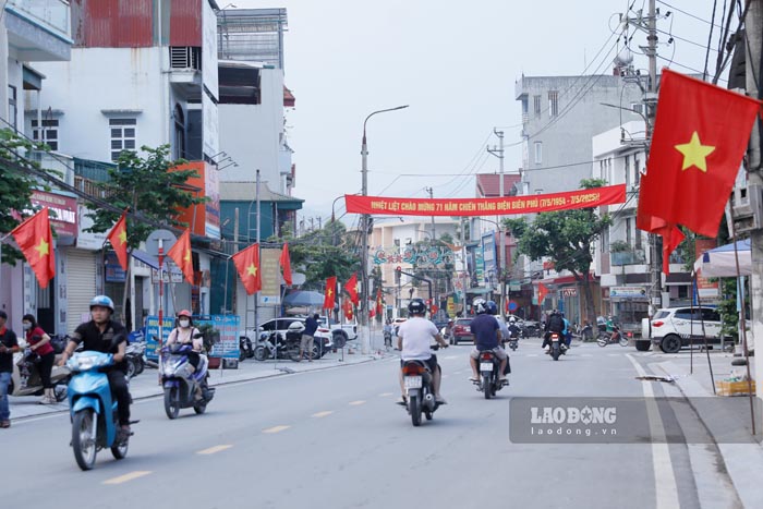 Co To quoc ngap tran tren tuyen pho Hoang Van Thai giao voi duong Truong Chinh.