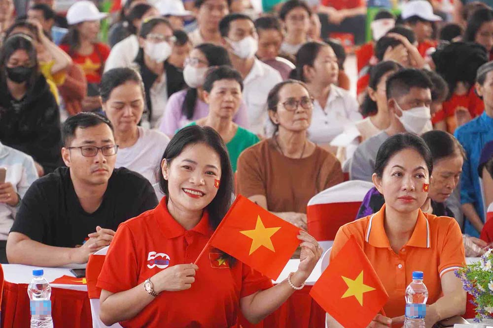 Nguoi dan TP Bien Hoa (Dong Nai) theo doi chuong trinh le ky niem 50 nam Ngay Giai phong mien Nam, thong nhat dat nuoc qua man hinh truc tiep. Anh: HAC