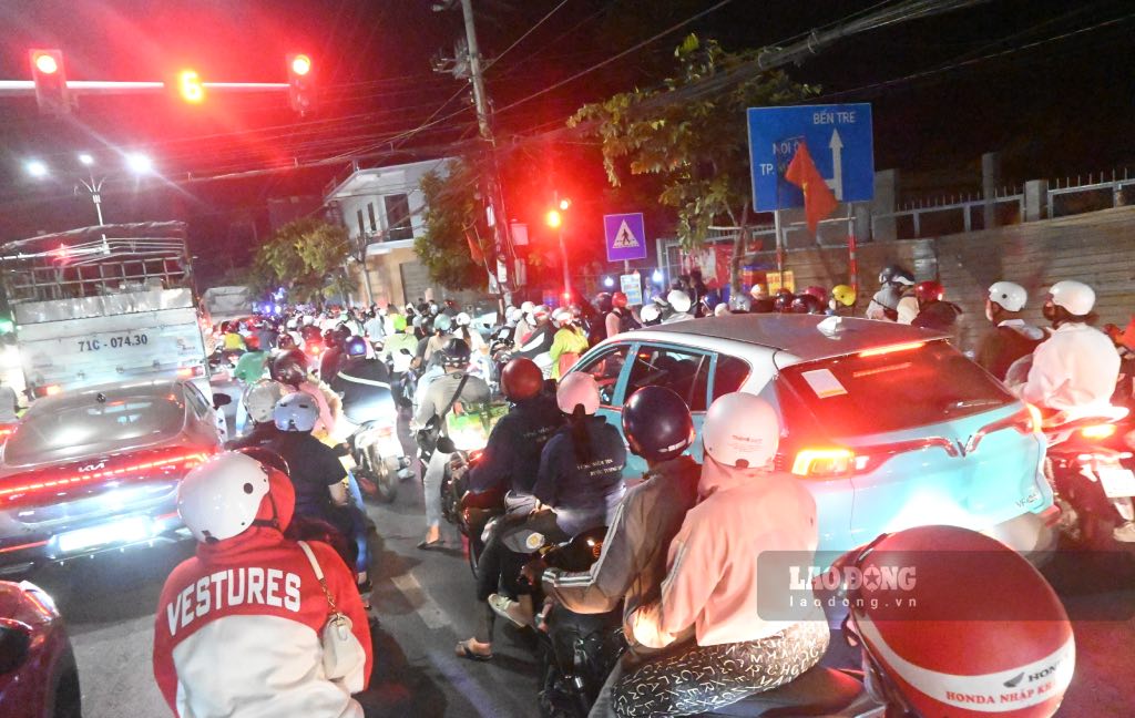 Nghi Le 30.4, nhieu nguoi lao dong dang sinh song, lam viec tai TPHCM va cac tinh khu vuc Dong Nam Bo vua tan ca da nhanh chong ve que ngay trong dem.
