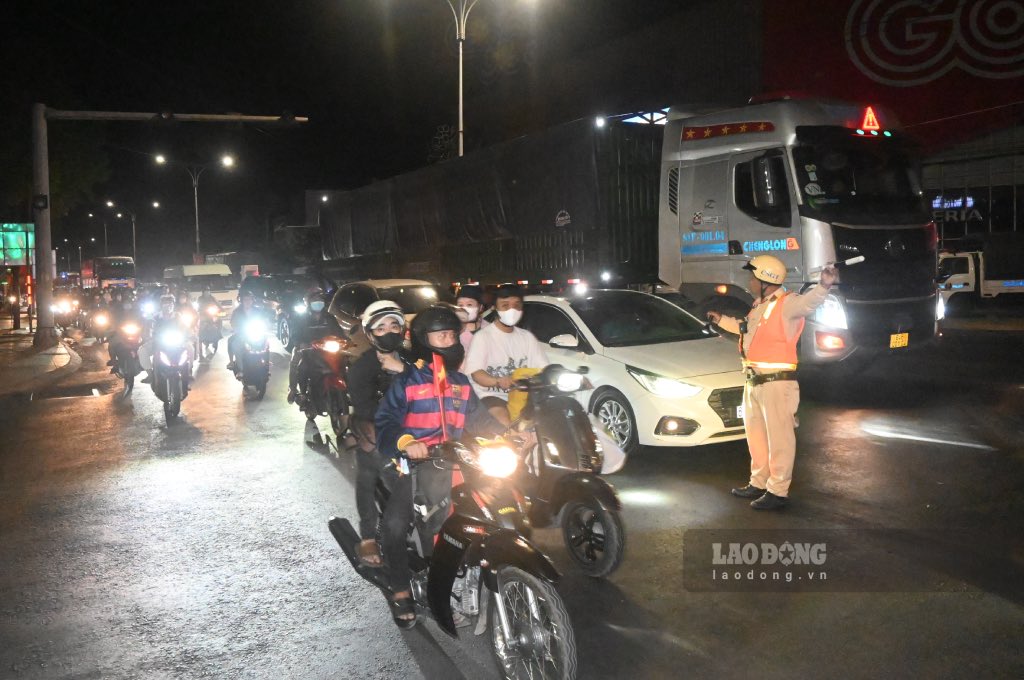 Thieu ta Nguyen Van Thu - Phong CSGT Cong an tinh Tien Giang - cho biet, khi luu luong phuong tien tham gia giao thong tu TP Ho Chi Minh do ve Mien Tay gia tang, luc luong da dieu tiet de uu tien cac phuong tien huong TP Ho Chi Minh ve mien tay luu thong de han che khong co canh un tac nghiem trong xay ra.