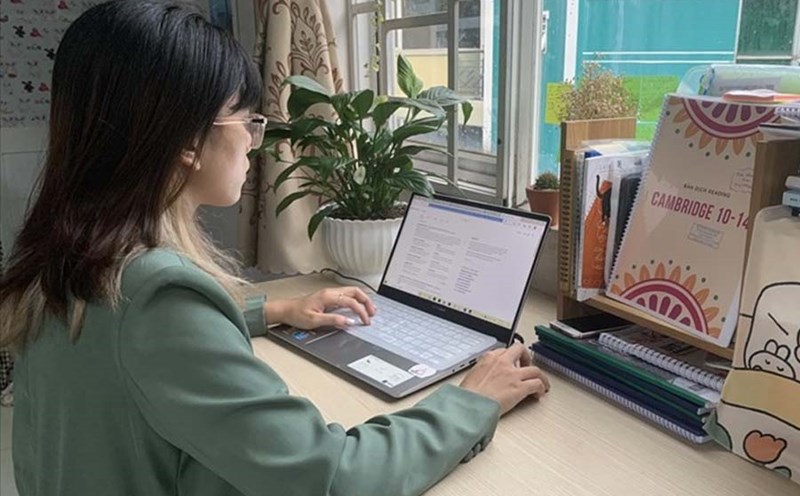 Poor posture, sitting too much, lack of exercise and stress will silently accelerate the aging process of the body. Photo: Thanh Thanh