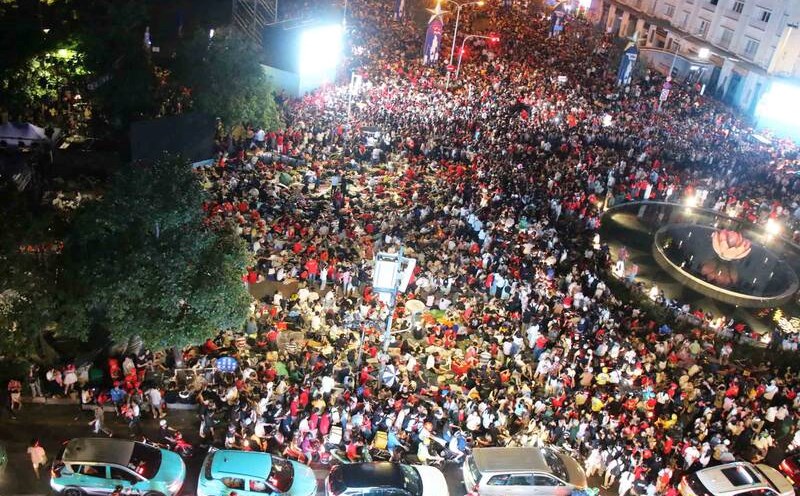 Crowded with people in the center of Ho Chi Minh City. Photo: Anh Tu