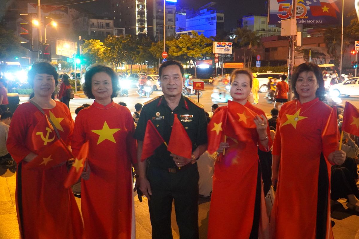 Veterans stay up all night to watch the parade on the morning of April 30