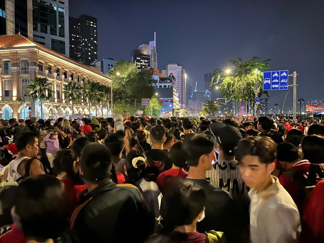 El mar de personas se reunio en el puerto de Baicheng (CPT) esperando la hora de ver el desfile militar, que se realizo el 30 de abril. Imagen de la pagina web de la organizacion