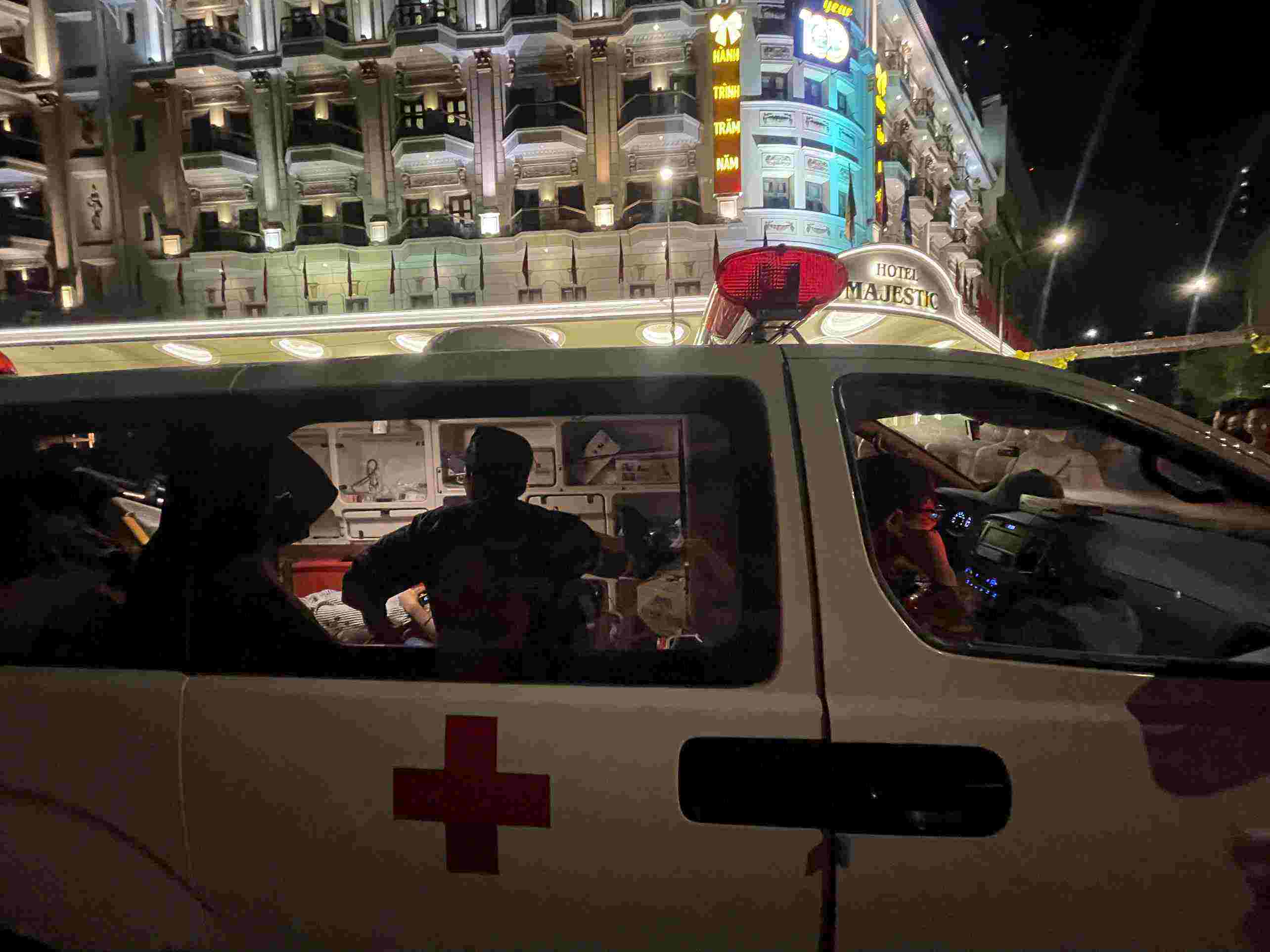 Ambulances are present on Ton Duc Thang Street (District 1). Photo: Nhu Quynh