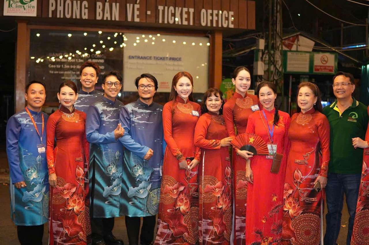 Artists participate in the parade on the occasion of the April 30 holiday. Photo: Provided by the artist.