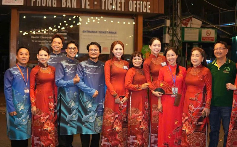 Artists participate in the parade on the occasion of the April 30 holiday. Photo: Provided by the artist.