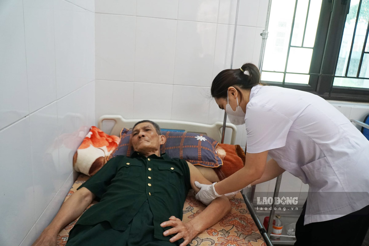 Y, bac si cham lo cho thuong benh binh tai trung tam. Anh: Ha Vi