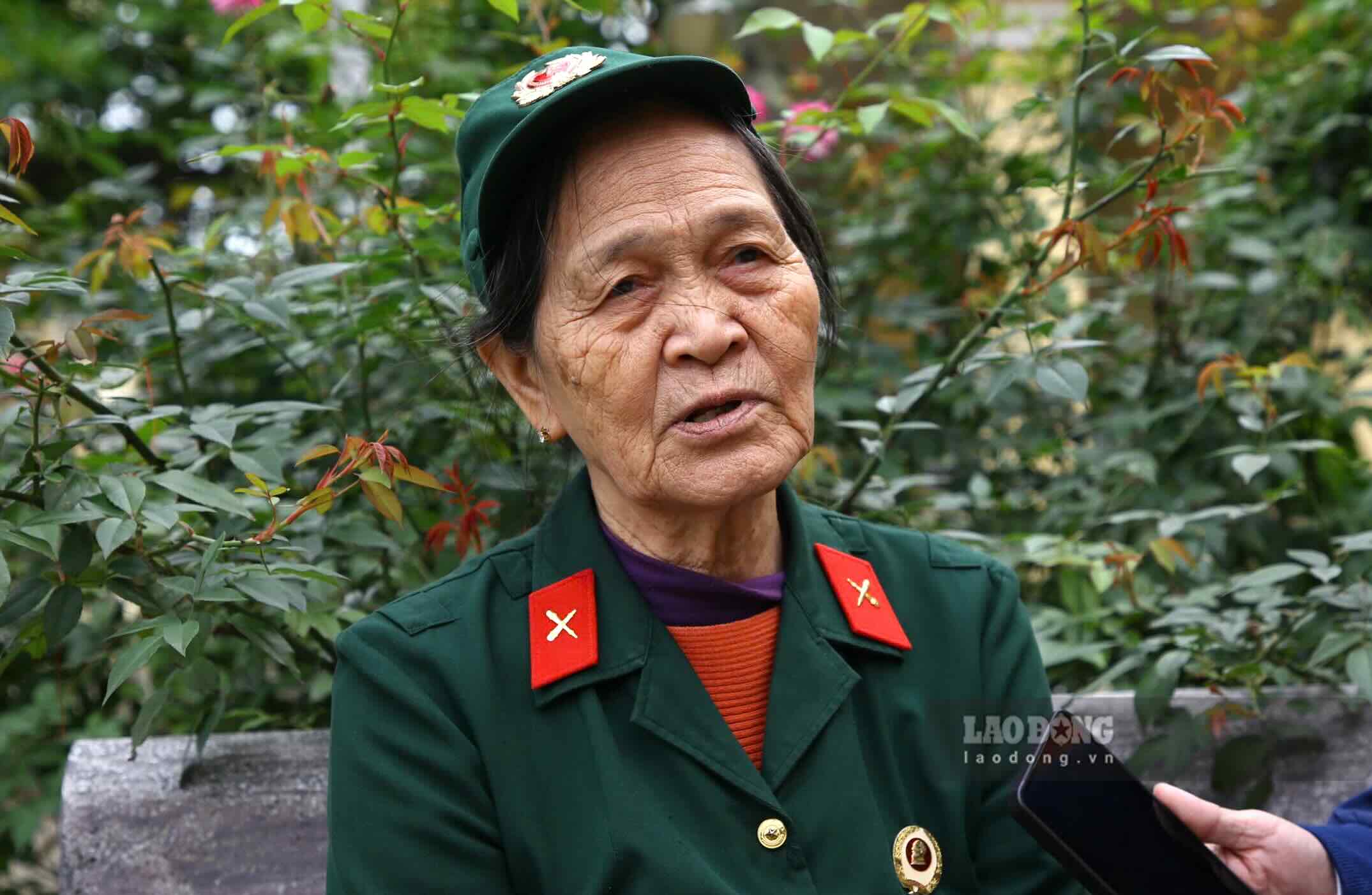 Ms. Tran Thi Than, former Political Commissar of the Ngu Thuy Artillery Women's Corps, recounted the heroic feats. Photo: Cong Sang