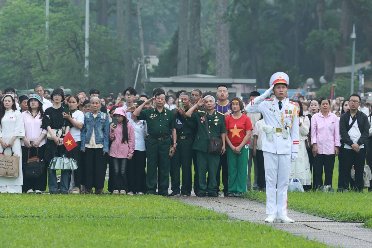 Nhieu nguoi dan dung dien thoai, may anh ghi lai khoanh khac dac biet nay. Tat ca hat vang quoc ca chao mung ngay 30.4.