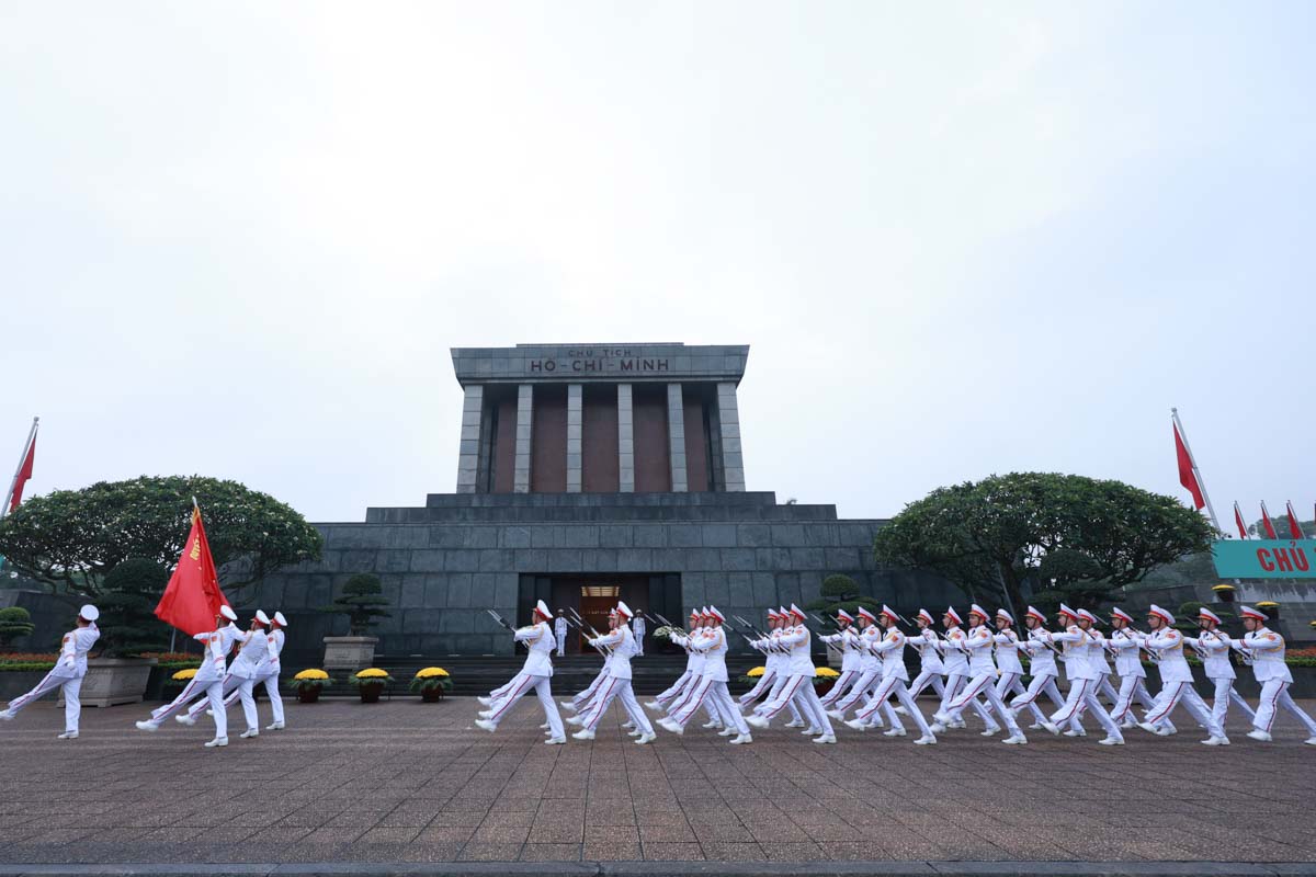 Sau khi lam nghi le, doi tieu binh dieu hanh mot vong qua cua Lang Chu tich Ho Chi Minh.
