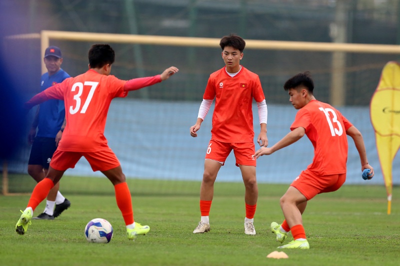 Vietnam U17 se enfrenta a Australia U17 en el Campeonato Asiatico U17 2025. Imagen de la VFF