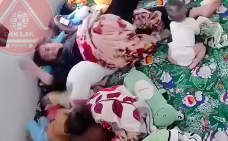 The People's Committee of Tan Lap 1 commune (Tan Phuoc district, Tien Giang province) stepped in to clarify the case of nanny abuse at a childcare facility in the area. Photo: Cut from clip