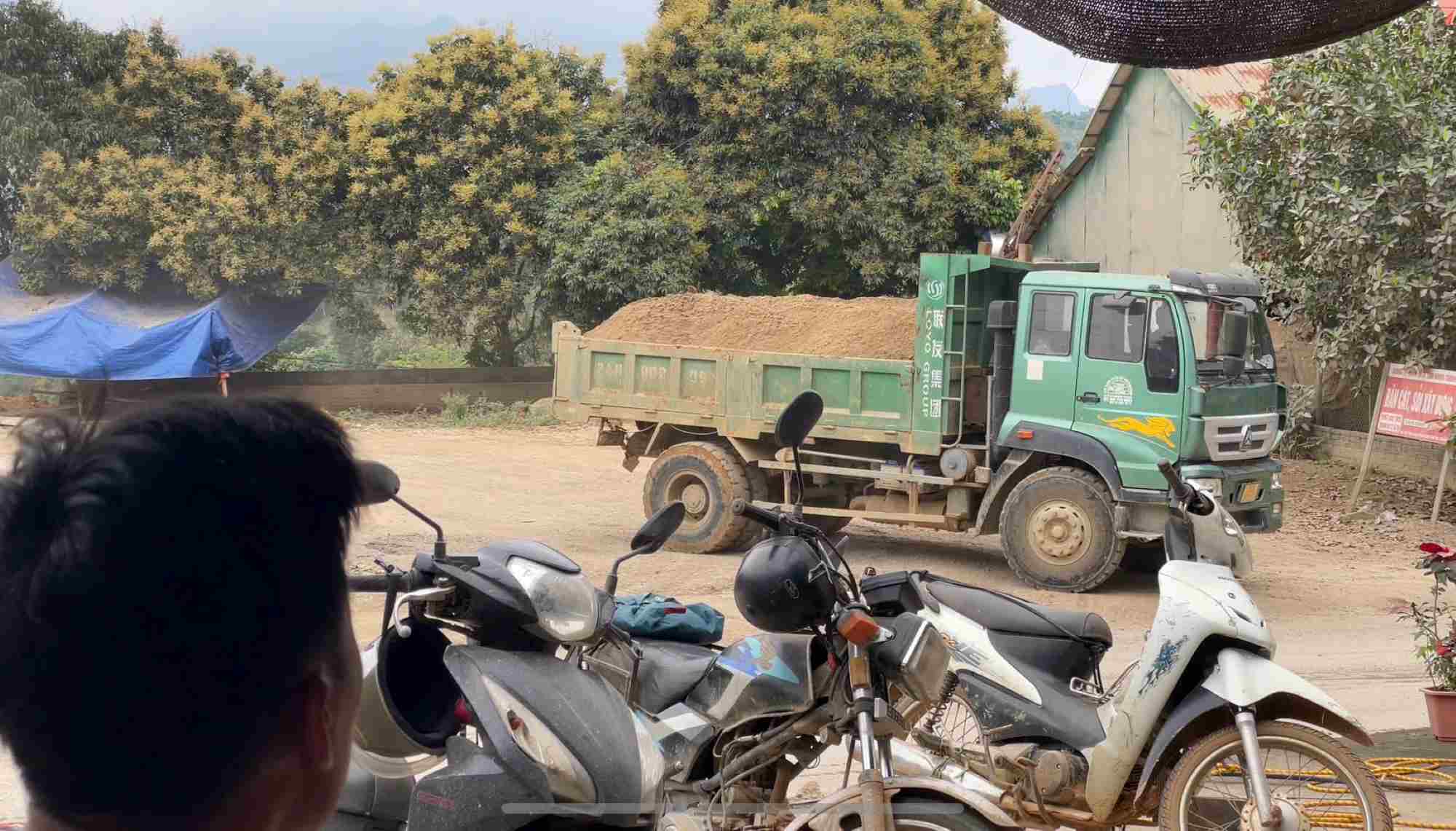 Sand trucks with hoes and covers are blatantly traveling on National Highway 70 through Tong Vuong village, Phuc Khanh commune (Bao Yen, Lao Cai). Photo: Dinh Dai