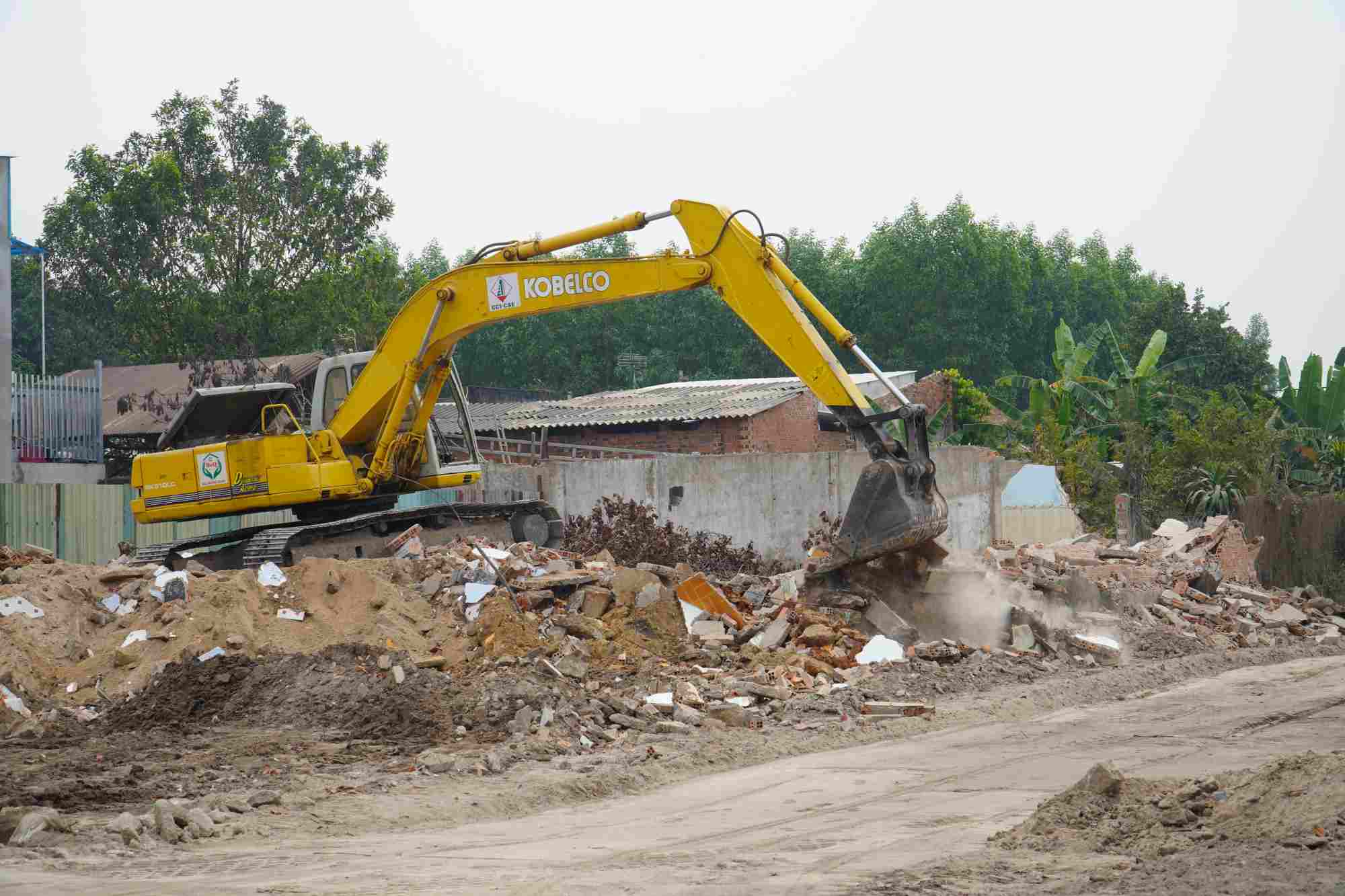Contractors constructing the Bien Hoa - Vung Tau expressway through Long Thanh district. Photo: Ha Anh Chien