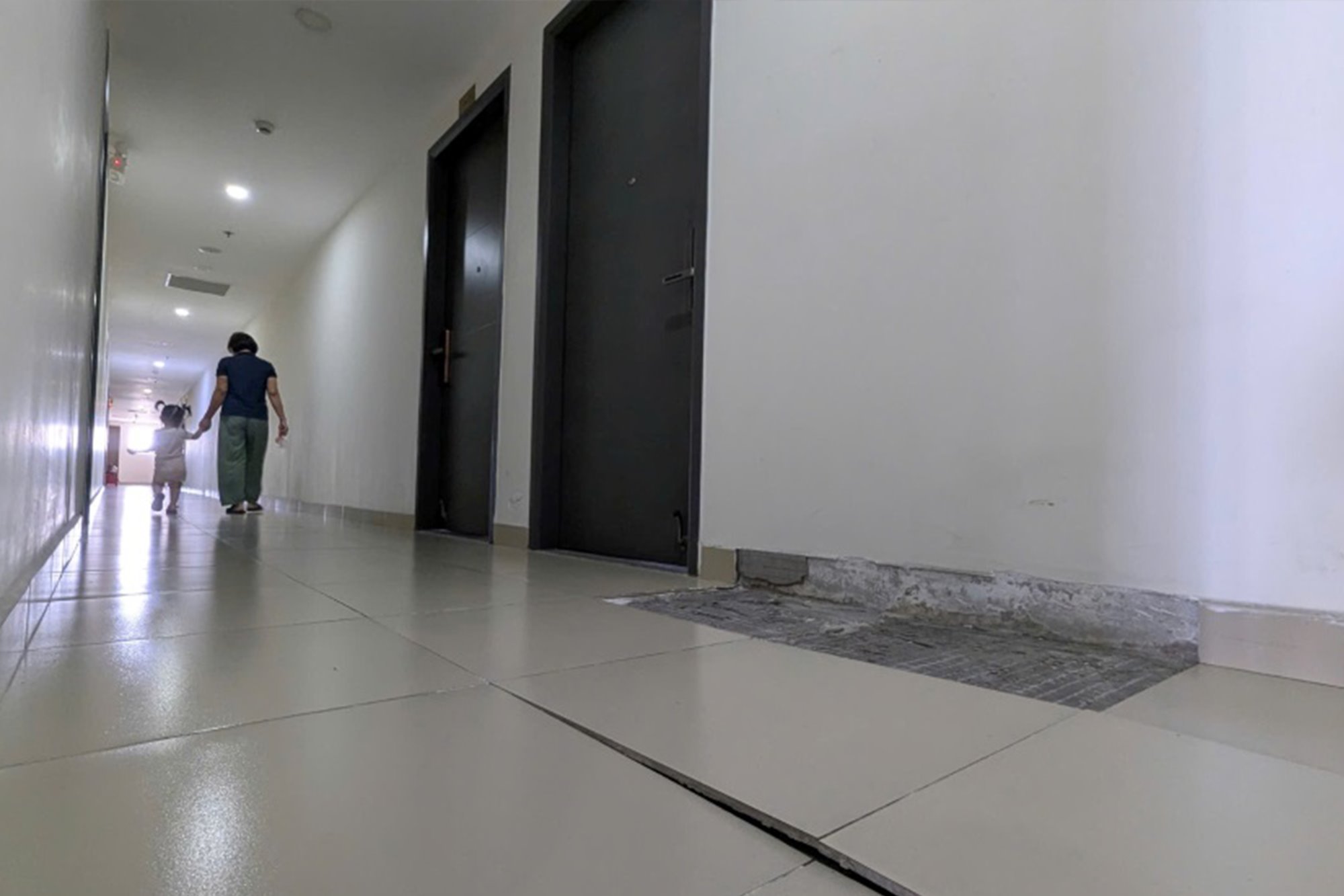 Many corridors in an apartment building in District 8 - Ho Chi Minh City were covered with floor tiles and walls after the aftershocks affected by the earthquake in Myanmar. Photo: Anh Tu
