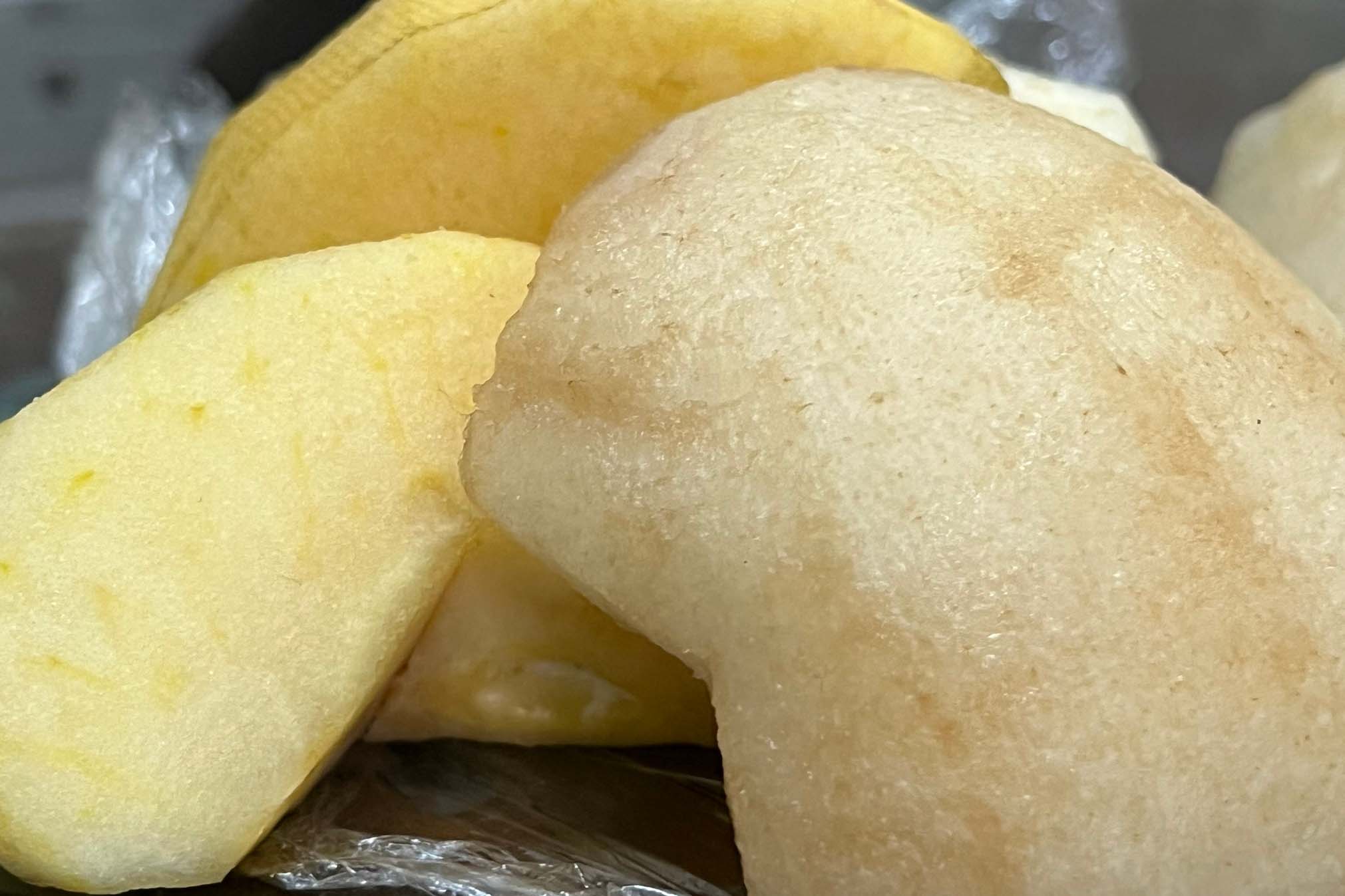 Dark fruits after peeling are often not harmful to health, but there are some things you need to keep in mind. Photo: Cat Tien