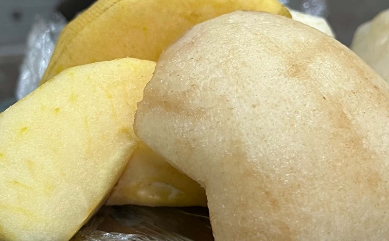 Dark fruits after peeling are often not harmful to health, but there are some things you need to keep in mind. Photo: Cat Tien