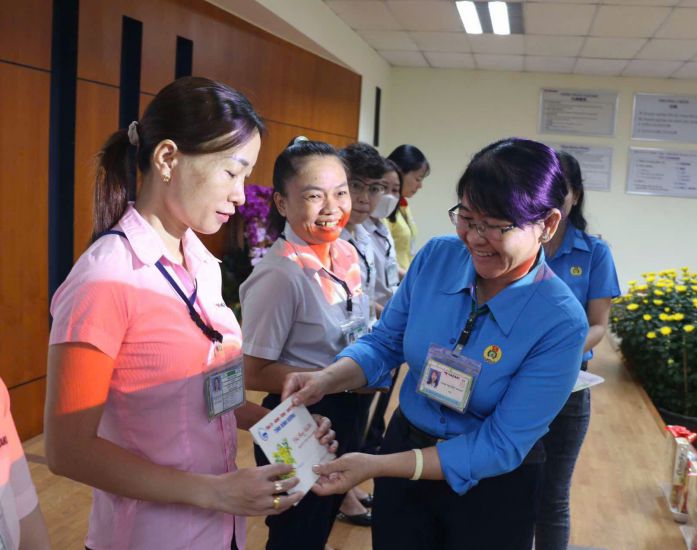 La Sra. Pham Thi Tuyet Nhung - Presidenta de la Junta Directiva de Yazaki EDS Vietnam - entrego regalos para apoyar a los trabajadores. Imagen de la pelicula