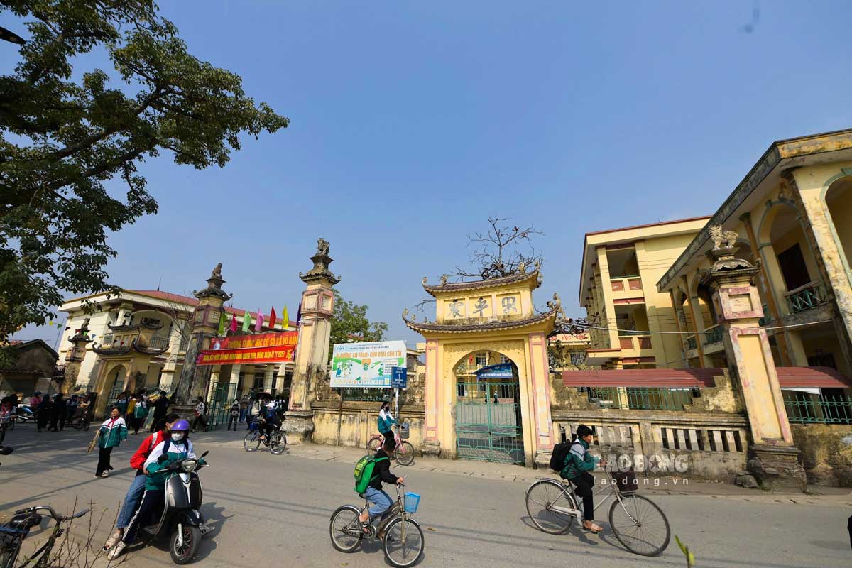 The gate of Vu Ban commune secondary school (Binh Luc district, Ha Nam province) has a unique design. Photo: Ha Vi