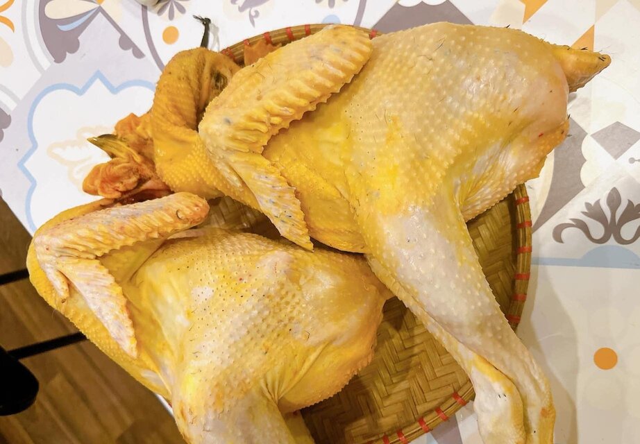 El pollo es uno de los alimentos que se deben limitar en exceso en abril. Imagen de la pelicula