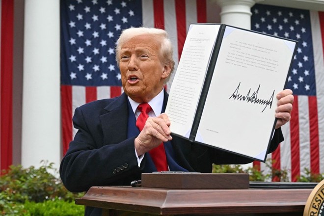 El presidente de los Estados Unidos, Donald Trump, firmo un decreto para imponer aranceles globales de retribucion. Imagen de AFP