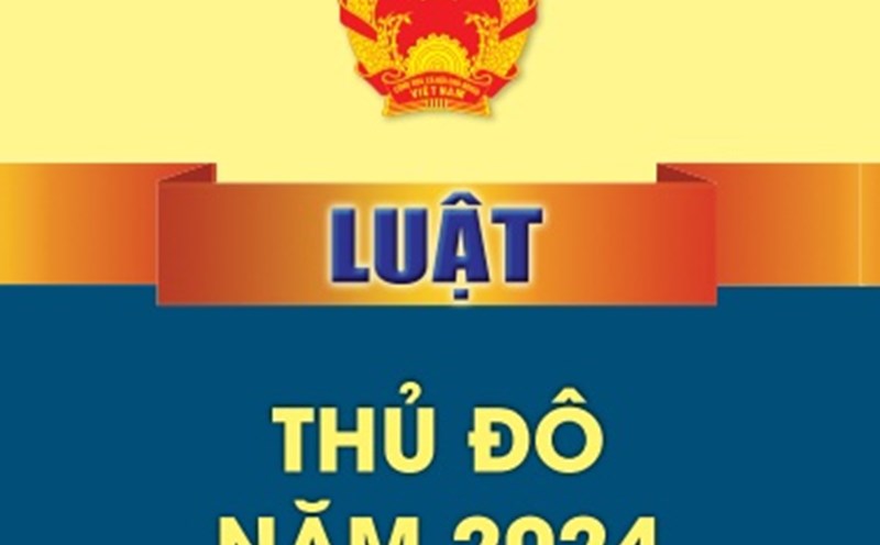 Son Tay Town's grassroots union officials are propagandized and thoroughly grasped the Capital Law 2024. Photo: Kieu Vu (taken the cover of the book)