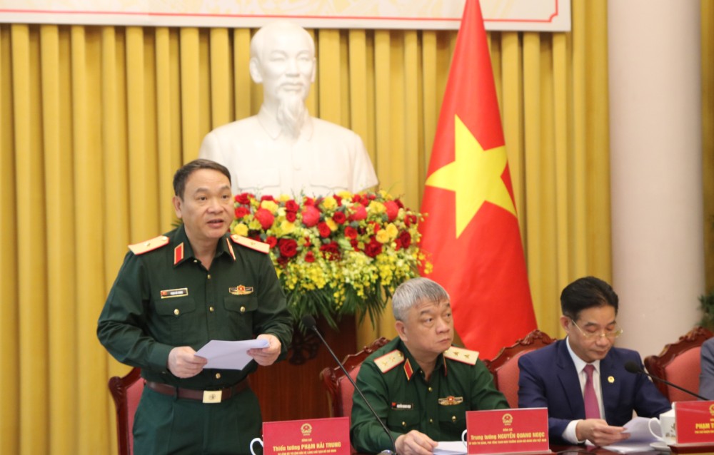 El general de division Pham Hai Trung, comandante del Comando de Proteccion de la Tumba del Presidente Ho Chi Minh, hablo en una conferencia de prensa. Imagen de la pagina web de la Universidad de Hong Kong