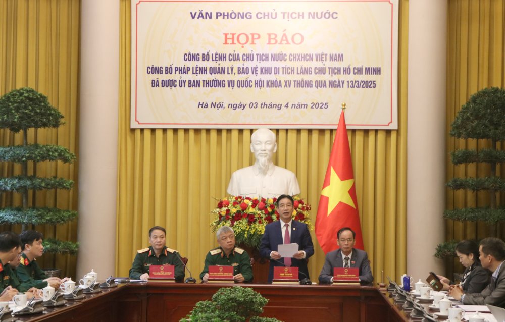 Ong Pham Thanh Ha - Pho Chu nhiem Van phong Chu tich nuoc - chu tri hop bao. Anh: Tran Vuong
