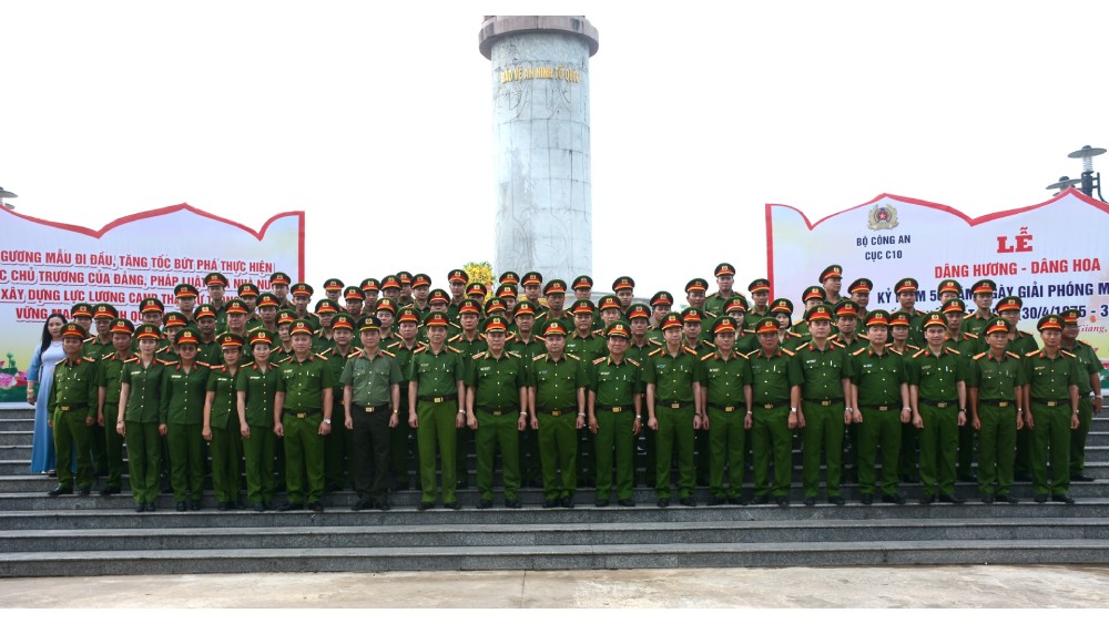Doan chup anh luu niem tai le dang huong, dang hoa khu di tich lich su quoc gia Ban An ninh khu IX. Anh: Van Vu