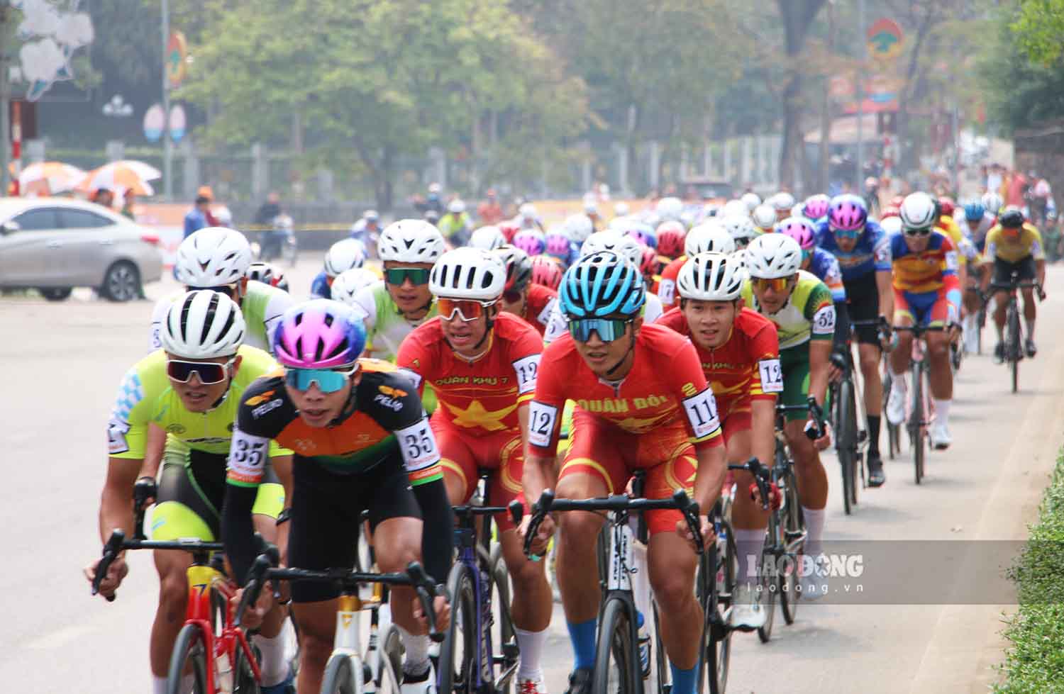 The cross-country cycling race for the Ho Chi Minh City Television Cup opened in Tuyen Quang. Photo: Viet Bac.