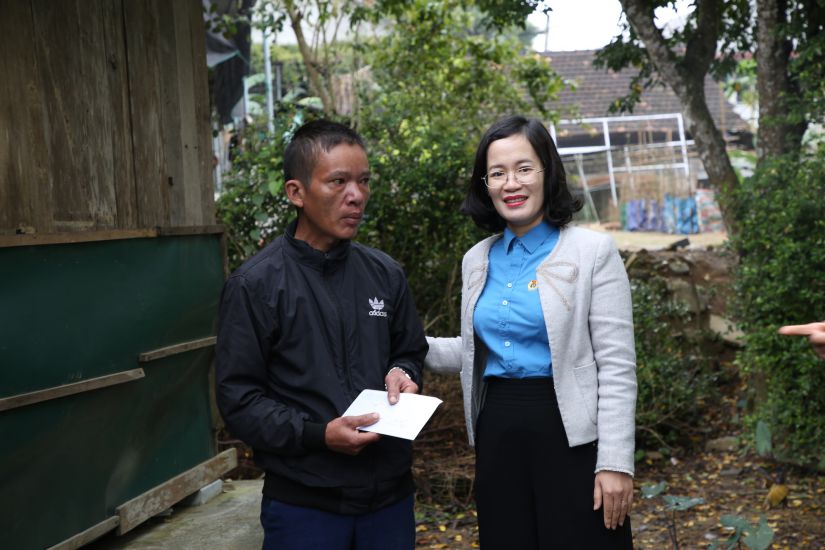 El presidente de la LDAP Quang Binh Dinh Thi Ngoc Lan brindo apoyo a los hogares que ayudaron a reparar casas temporales y casas destruidas. Imagen: El amanecer