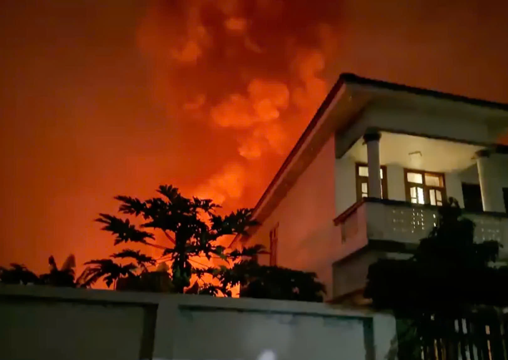 The fire at the scrap yard in Dong Nai was basically controlled. Photo cut from clip