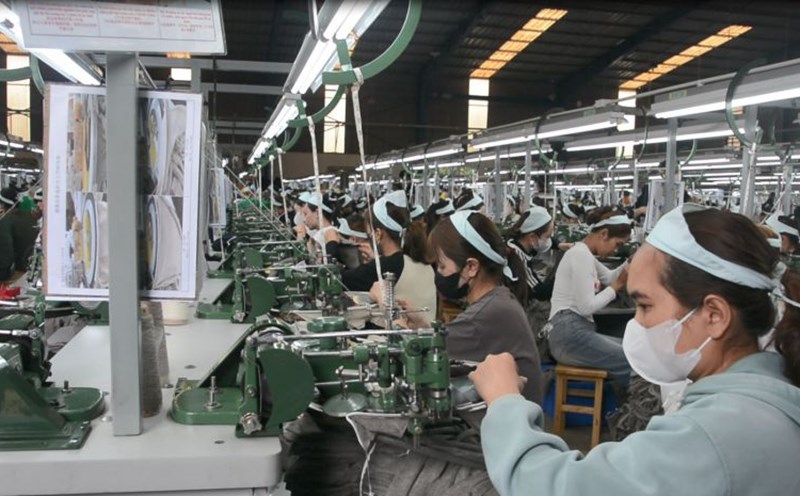Many businesses in Dak Lak province are struggling to find ways to retain workers. Photo: Bao Trung